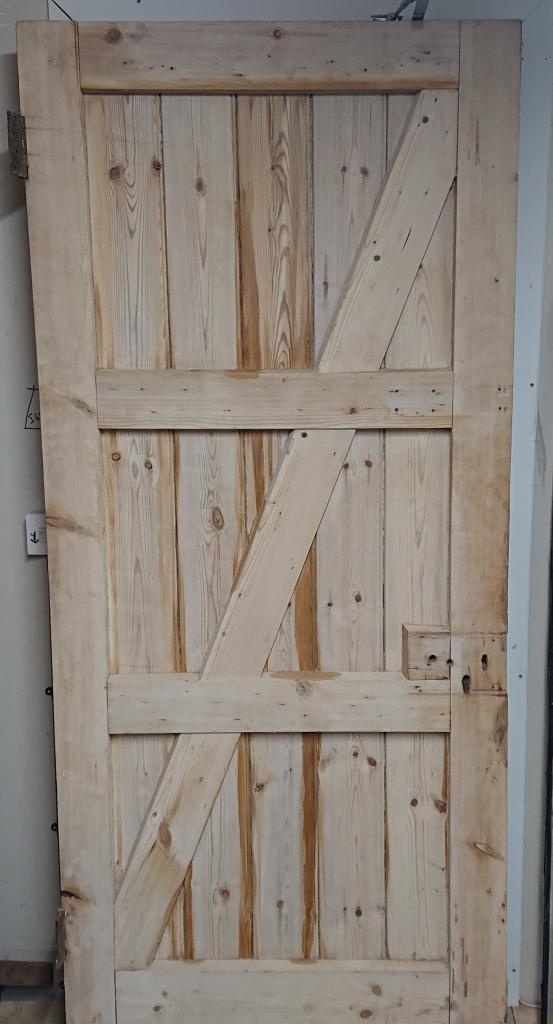 <p>Ledge and Brace Door Stripped Pine</p><p>86 cm x 197 cm